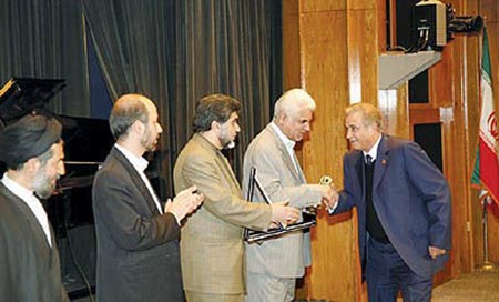 دکتر کیهانی در مراسم اهدای جوایز چهره ماندگار صنعت نوین بتن در ایران