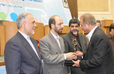کیهانی در حال دریافت لوح افتخار بابت نوآوری های صنعتی از دستان وزیر صنعت