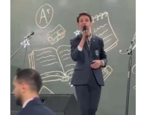 امیرحافظ کیهانی در حال سخنرانی درباره هوش مصنوعی